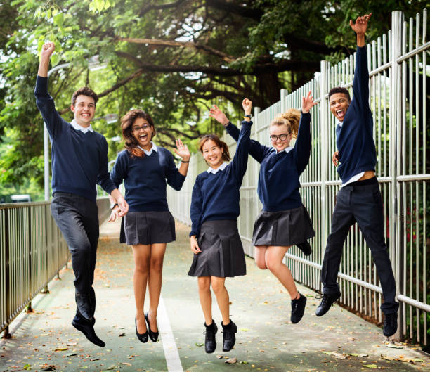 grupo de estudiantes saltando